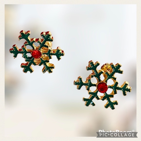 NEW Red & Green Post Pieced Snowflake Earrings - Picture 1 of 4